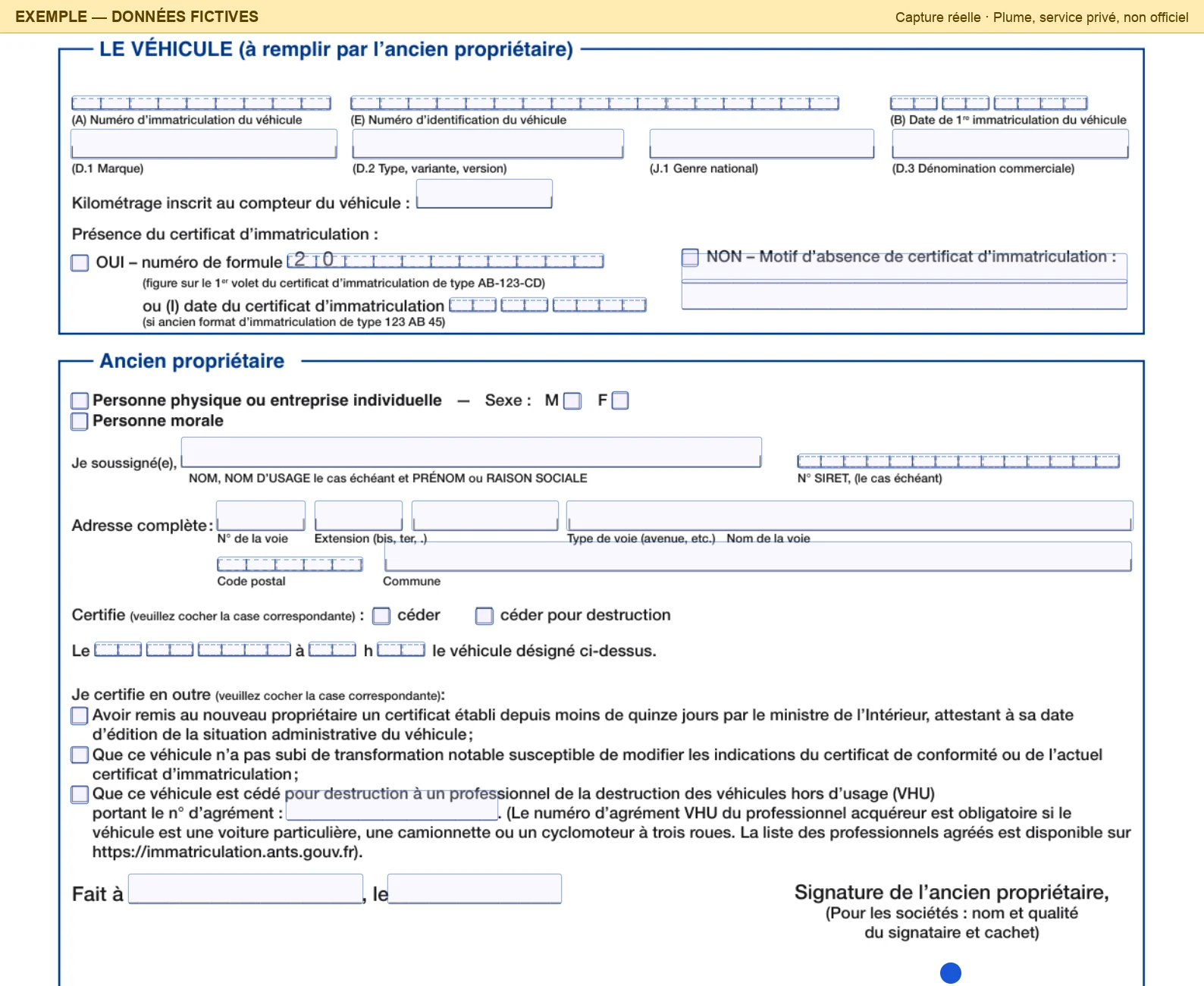 Zoom sur le haut de la page 1 : les grilles du numéro d'immatriculation, du numéro d'identification et de la date de première immatriculation, les lignes de la marque, du type, du genre et de la dénomination commerciale, le kilométrage, le numéro de formulaire, puis le bloc « Ancien propriétaire » avec ses cases, la ligne du nom, la grille du SIRET, l'adresse, la date et l'heure de la cession et les trois certifications. Tout est encadré en bleu et vide.