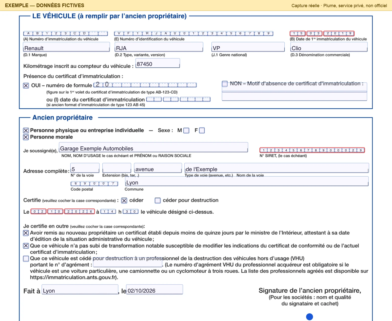 Le haut de la page 1 après le premier remplissage, dans l'éditeur : immatriculation AB123CD, numéro d'identification VF1RJA00123456789 et date 15/03/2019 dans leurs grilles, Renault, RJA, VP, Clio, 87450 km, « OUI » coché. Bloc de l'ancien propriétaire : « Personne physique » et « Personne morale » sont toutes les deux cochées, puis « Garage Exemple Automobiles », son SIRET, 5 avenue de l'Exemple, 69007 Lyon, « céder » coché, le 02/10/2026 à 14 h 30, deux certifications cochées, « Fait à Lyon, le 02/10/2026 ».