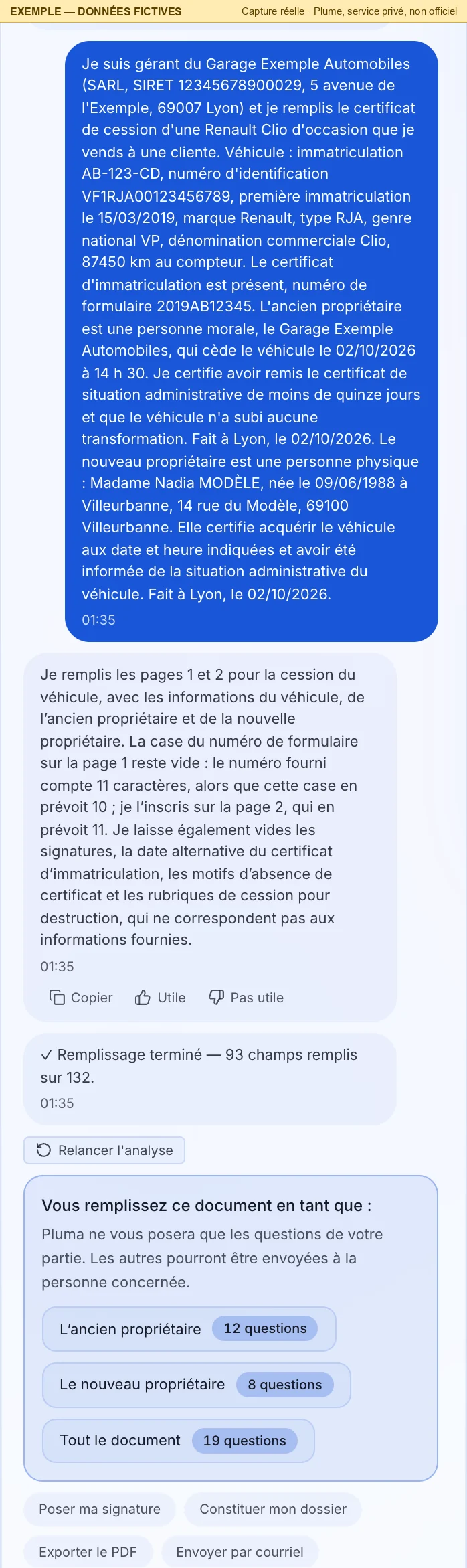 La conversation : le message du gérant (fictif) donne en une fois le véhicule (immatriculation, numéro d'identification, date de première immatriculation, marque, type, genre, nom commercial, kilométrage, numéro de formulaire), l'ancien propriétaire, la date et l'heure de la cession, les certifications, puis le nouveau propriétaire. Pluma répond qu'elle remplit les pages 1 et 2, explique pourquoi la case du numéro de formulaire de la page 1 reste vide (onze caractères pour dix cases), puis « Remplissage terminé — 93 champs remplis sur 132 ». En dessous, la carte « Vous remplissez ce document en tant que… » et les propositions : Poser ma signature, Constituer mon dossier, Exporter le PDF, Envoyer par courriel.