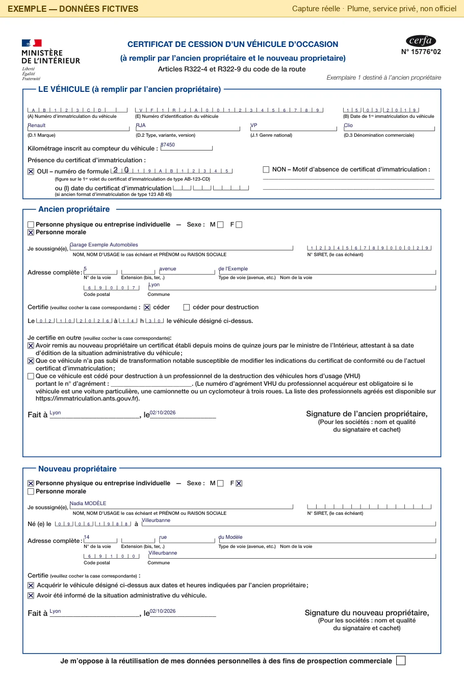 Page 1 du PDF servi par Plume : le véhicule (AB123CD, VF1RJA00123456789, 15/03/2019, Renault, RJA, VP, Clio, 87450 km, numéro de formulaire 2019AB12345), l'ancien propriétaire (personne morale, Garage Exemple Automobiles, SIRET, 5 avenue de l'Exemple, 69007 Lyon, « céder », le 02/10/2026 à 14 h 30, deux certifications, fait à Lyon) et le nouveau propriétaire (personne physique, Nadia MODÈLE, née le 09/06/1988 à Villeurbanne, 14 rue du Modèle, 69100 Villeurbanne, les deux certifications, fait à Lyon). Les signatures sont vides.